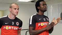 Fotbalisté Sparty Slovák Luká Pauschek (vlevo) a Costa Nhamoinesu