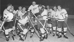 Tým hokejist Calgary Flames v roce 1955, uprosted je v rukou spoluhrá legendární gólman Terry Sawchuk