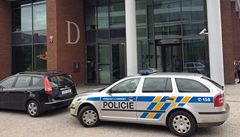 Aktuální snímek ze zátahu: policejní vz ped budovou, v ní sídlí advokátní kancelá MSB Legal.