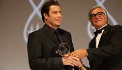 Kiálový glóbus pedal Johnu Travoltovi editel festivalu Jií Bartoka. 