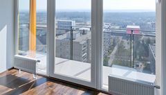 Výhled z typického bytu sm�rem k jihu a k Milí�ovskému lesu 