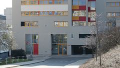 Gará�e si vynutily jedno nestandardní �e�ení. Jsou p�ístupné z jediného místa z ulice, krátkým vjezdem do jednoho z pater.