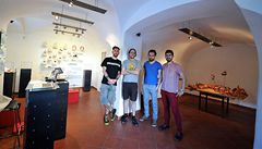 Vlevo stálá prodejní expozice, vpravo prostor pto výstavy.