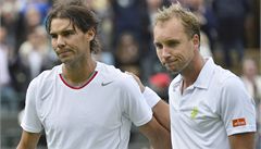 Steve Darcis (vpravo) pekvapiv vyadil Nadala v 1. kole Wimbledonu.