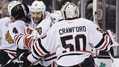 Obránce Brent Seabrook se raduje s branká�em Corey Crawfordem 