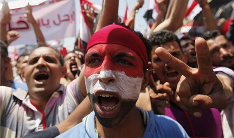 Na námstí Tahrír demonstrují proti Mursímu.