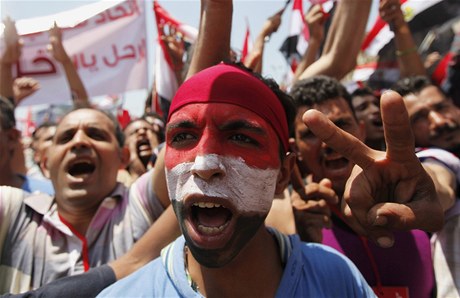 Na námstí Tahrír demonstrují proti Mursímu.