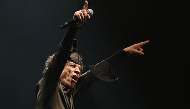 Mick Jagger bhem koncertu v Glastonbury