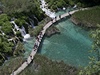 Chorvatsko vstupuje do EU, na snímku turisté v národním parku Plitvice
