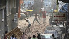 Podle agentury Reuters demonstranti zapálili ti kanceláe vládnoucího Muslimského bratrstva. K protestm se pipojili rovn nkteí policisté.