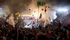 Dav fanou�k� jásajících b�hem vystoupení legendární kapely Rolling Stones