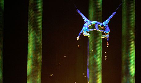 Pedstavení cirkusu Cirque du Soleil.