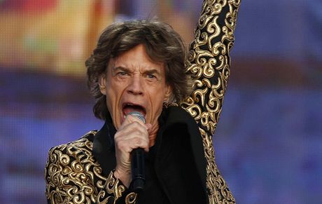 Jedin vrásky na oblieji prozrazují, jak dlouho tu s námi Rolling Stones jsou. Na zpvu a elánu na koncertech se moc nezmnilo.