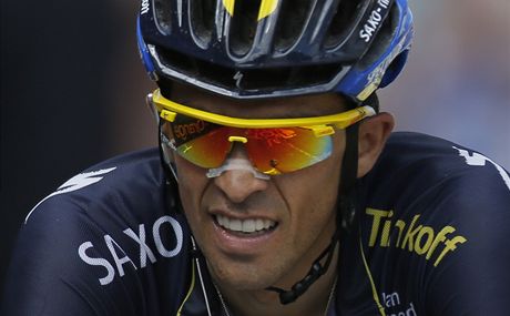 panlský cyklista Alberto Contador (vlevo vpedu)