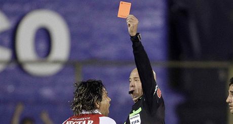 Fotbalový sudí v eské lize udluje ervenou kartu. Na území Islámského státu by mu za respektování pravidel FIFA a ne práva aría hrozil a trest smrti.
