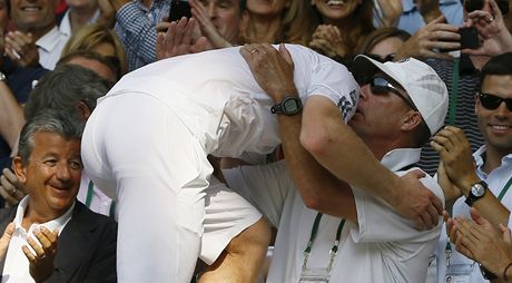 Britský tenista Andy Murray objímá po titulu ve Wimbledonu svého koue Ivana Lendla