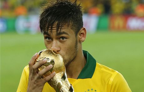 Brazilci ovládli domácí Pohár FIFA. Neymar s pohárem.