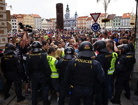 Na demonstraci v Budjovicích bylo 400 lidí. Policie zabavila zbran.