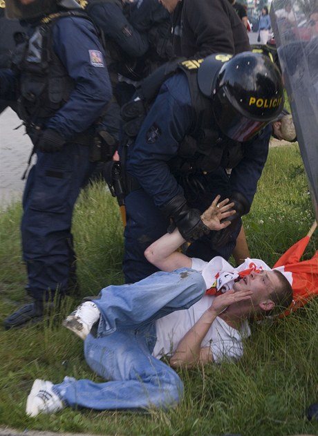 Nkolik nejaktivnjích demonstrant u policie zadrela, ale na místo k multikinu, kde potyky zaaly, míí dalí.