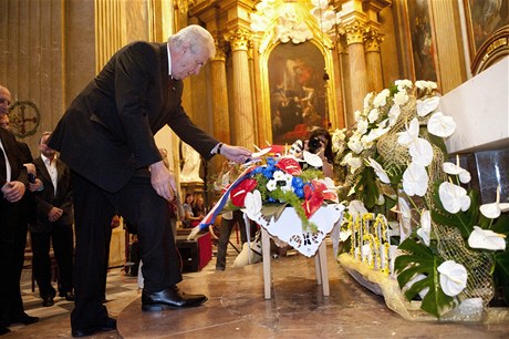 Prezident Miloš Zeman  pokládá ve Velehradě na Uherskohradišťsku květiny k oltáři v Bazilice Nanebevzetí Panny Marie a sv. Cyrila a sv. Metoděje. 