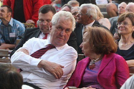 Miloš Zeman s Lívií Klausovou při oslavách na Velehradě.