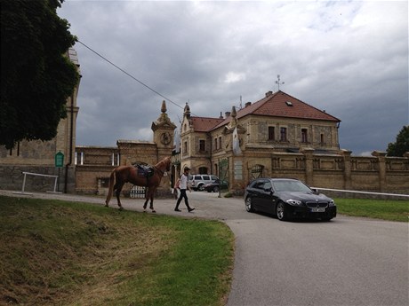 Poznávací znaka 4040. Komu patí? Auto bez protekní SPZ je na Dlohého patry tké potkat.