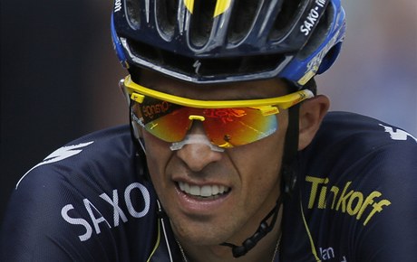 panlský cyklista Alberto Contador (vlevo vpedu)