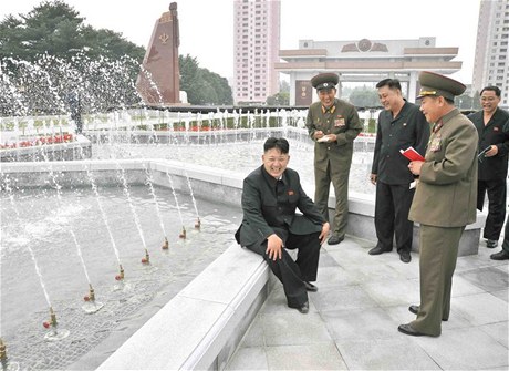 Kim ong-un ped váleným muzeum v Pchjongjangu