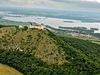 Pálavskému obzoru dominuje zícenina Díví hrady.
