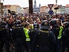 Na demonstraci v Budjovicích bylo 400 lidí. Policie zabavila zbran.