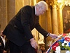 Prezident Milo Zeman  pokládá ve Velehrad na Uherskohradisku kvtiny k oltái v Bazilice Nanebevzetí Panny Marie a sv. Cyrila a sv. Metodje. 