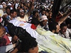 Pívrenci Mursího odnáejí tlo zabitého demonstranta