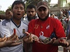 Mursího pívrenci ukazují prázdné nábojnice, které zstaly po stelb leet na ulici