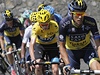 9. etapa Tour de France, ve lutém je britský lídr závodu Christopher Froome. Vpravo je panl Alberto Contador