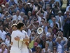Srbský tenista Novak Djokovi (zády) a Brit Andy Murray