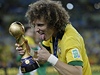 Brazilci ovládli domácí Pohár FIFA. David Luiz s pohárem.