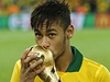 Brazilci ovládli domácí Pohár FIFA. Neymar s pohárem.