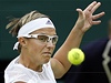 Kirsten Flipkensová bhem tvrtfinále Wimbledonu proti Pete Kvitové. 