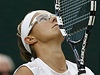 Kirsten Flipkensová bhem tvrtfinále Wimbledonu proti Pete Kvitové. 