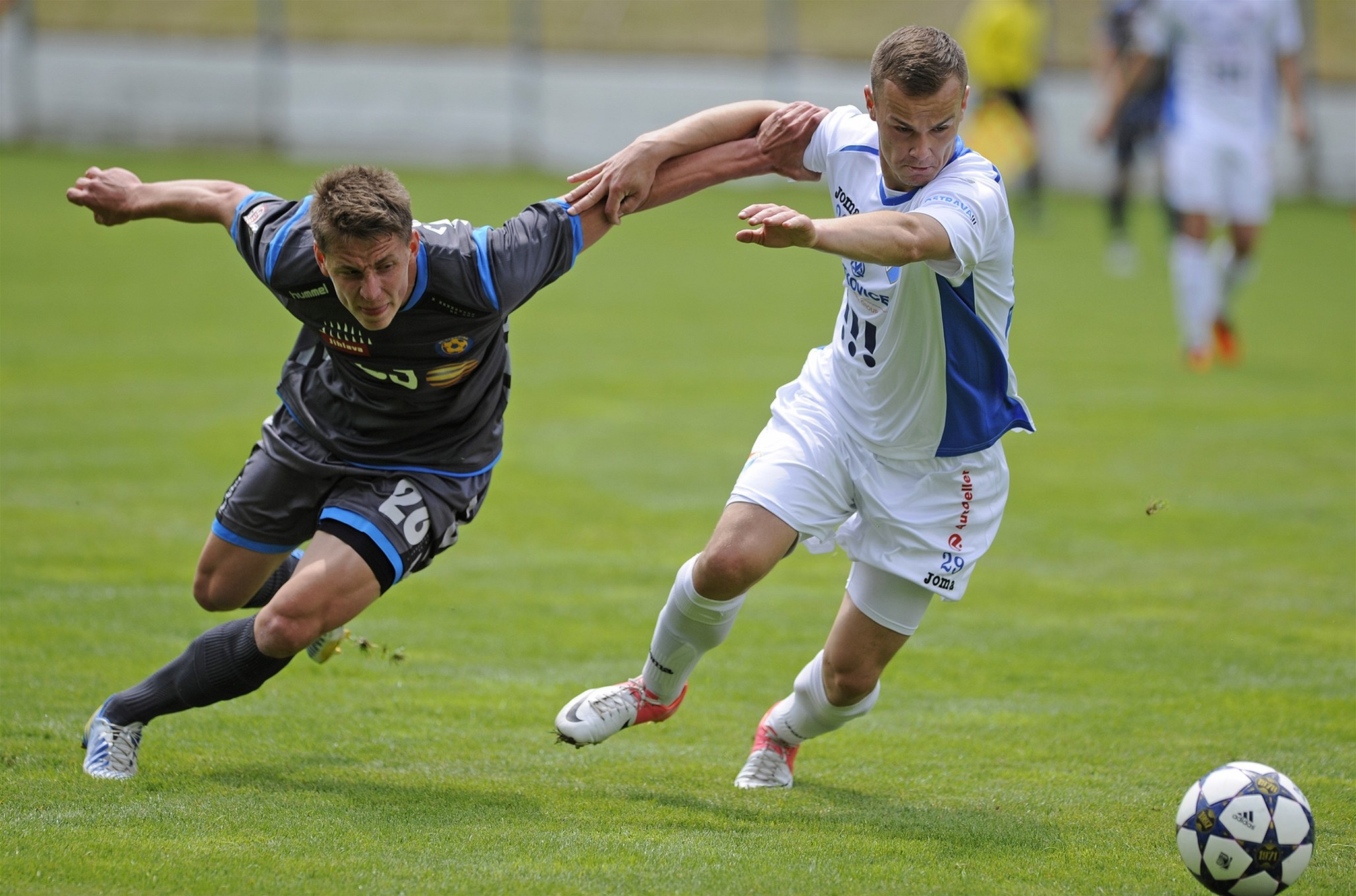 Souboj fotbalisty Luká�e Masopusta z Jihlavy (vlevo) a Tomá�e Veng�inka z Ostravy (vpravo)