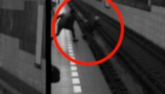Žena spadla pod metro. Oprášila se a odešla