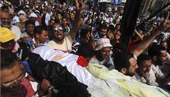 P�ívr�enci Mursího odná�ejí t�lo zabitého demonstranta