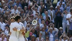 Srbský tenista Novak Djokovi (zády) a Brit Andy Murray