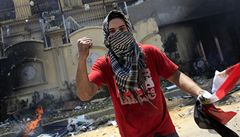 Egyptský demonstrant ped vyplenným sídlem Muslimského bratrstva