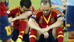 Zklamaní panlé. Zleva Xavi a Iniesta