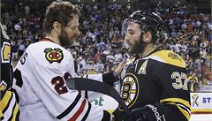 Michal Handzu (vlevo) a Patrice Bergeron po finále NHL.