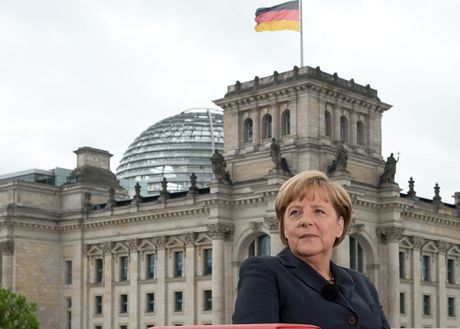 První místa v ebíku nejvýznamnjích evropských politik obsadili nmecká kancléka Angela Merkelová s 18 procenty a Winston Churchill se 14 procenty hlas.