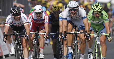 Spurtei na Tour de France - zleva Nmec Marcel Kittel, Brit Mark Cavendish a Slovák Peter Sagan