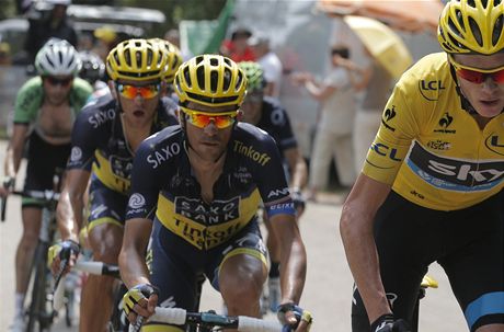 eský cyklista Roman Kreuziger (vlevo), panl Alberto Contador (uprosted) a Brit Christopher Froome 