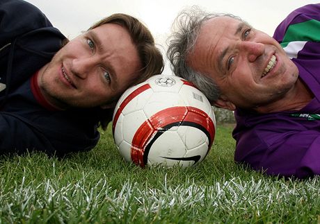 Bývalí slavní etí fotbalisté Vladimír micer (vlevo) a jeho tchán Ladislav Vízek